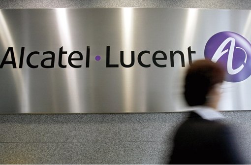 Der Schriftzug und das Logo des Telekomausrüsters Alcatel-Lucent in Nürnberg – der Entwicklungsstandort und der Hauptsitz Stuttgart sollen erhalten bleiben. Foto: dpa