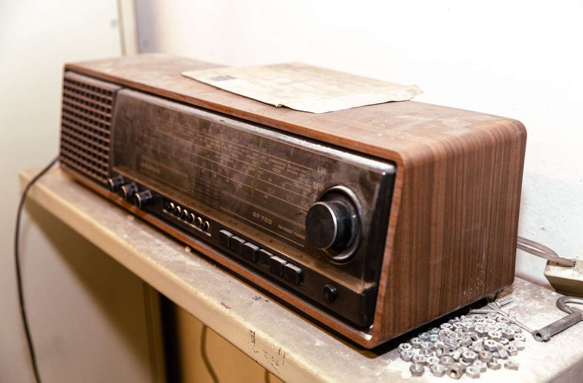 Ein altes, verstaubtes Radiogerät