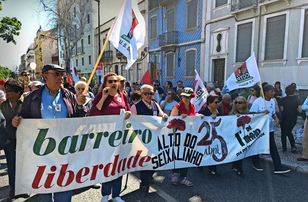 Viele Portugiesen zieht es anlässlich der traditionellen Demo am 1. Mai auf die Straßen. Sie unterstützen linke Parteien und Bündnisse.