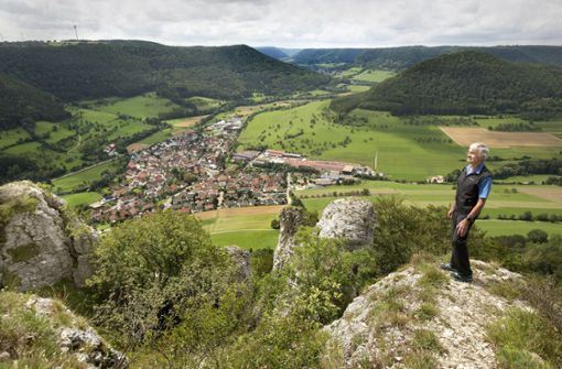 Es lohnt sich, eine der Felszinnen des Hausener Ecks zu erklimmen. Die Sicht  dort oben ist spektakulär, Gerhard Dangelmaier steigt immer wieder herauf. Foto: Pressefoto Horst Rudel