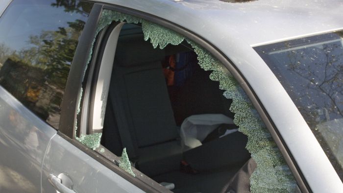 Auto mit Baseballschlägern attackiert