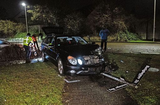 Der Mercedes ist bei dem Unfall gegen das Straßennamen-Schild gefahren. Foto: 7aktuell.de/JB