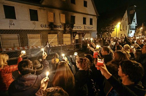 Kerzenlicht gegen den Fremdenhass. Kurz nach dem Brand neben einer Flüchtlingsunterkunft rief die Stadt Remseck zu einer Mahnwache auf. Foto: factum/Archiv