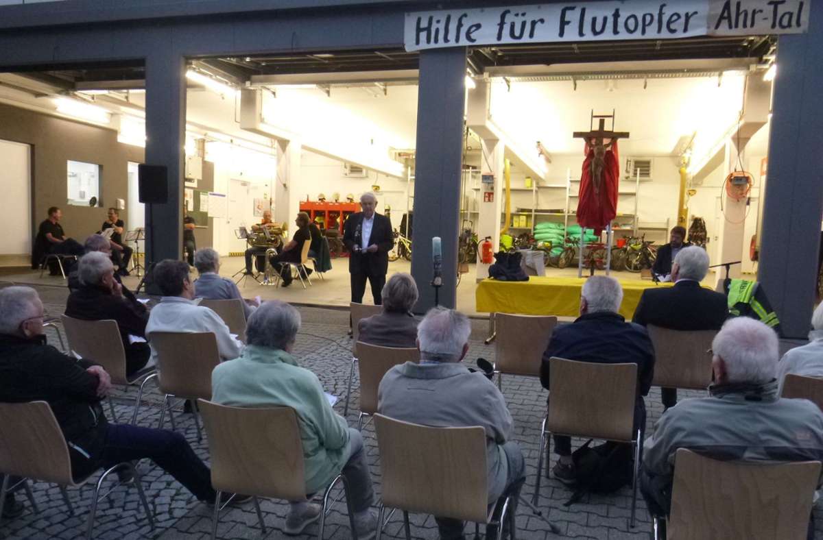 Der Gottesdienst am Feuerwehrhaus in Renningen gedachte der Flutopfer an der Ahr Foto: Katholische Kirchengemeinde Renningen