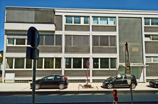 Das Gebäude in der  Karlstraße ist verwaist – schwer vorstellbar, dass hier demnächst der Schulbetrieb aufgenommen wird. Foto: Bäßler