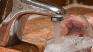 Einwohner müssen Trinkwasser wegen Keimen abkochen