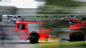 Mehrere Male musste die Feuerwehr nach Rutesheim ausrücken. Die Polizei geht von Brandstiftung aus. Foto: Achim Zweygarth
