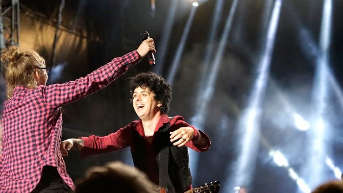 Green Day holen Fans auf Bühne