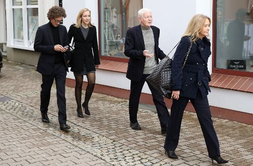 Anton Schlecker (zweiter von rechts) geht am 2. Mai 2017 in Ehingen mit seiner Frau Christina (rechts) und seinen Kindern Meike und Lars durch die Stadt. (Archivfoto) Foto: dpa