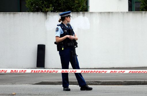 Eine neuseeländische Polizistin vor einer der beiden angegriffenen Moscheen in Christchurch. Foto: AFP
