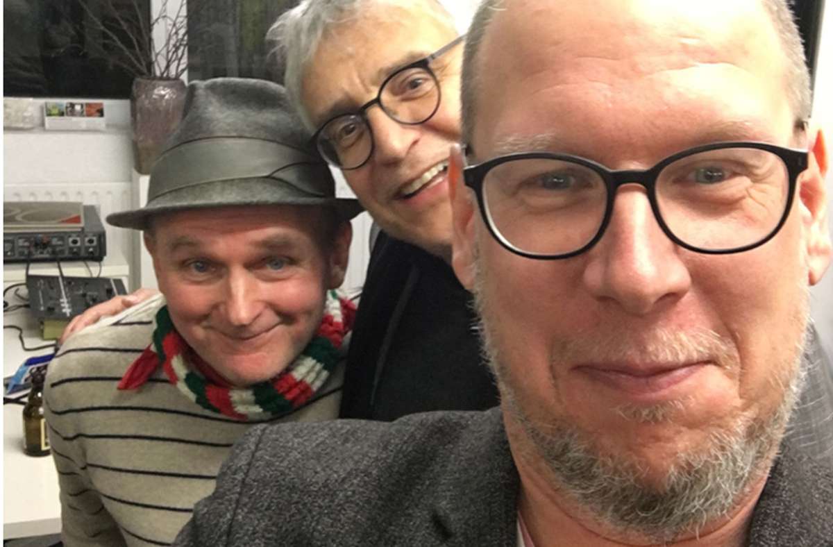 Selfie mit Künstler und Galerist: Staatssekretär Arne Braun mit Jim Avignon (links) und Marko Schacher Foto: mak/Schacher