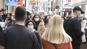 Maskenpflicht in der Kölner City – dass Bewohner von Risikogebieten nicht mehr frei innerhalb Deutschlands reisen können, ist Thema der Ministerpräsidentenkonferenz am Mittwoch. Foto: dpa