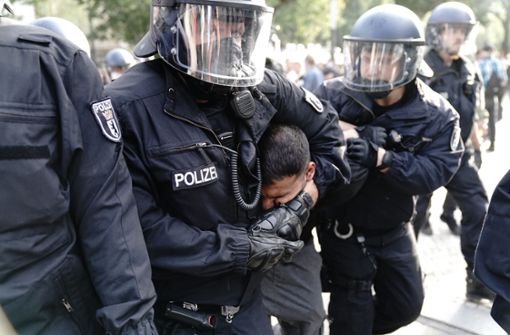 Die Polizei führte auch Attila Hildmann ab. Foto: dpa/Kay Nietfeld