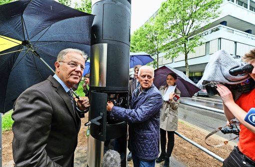 Ordnungsbürgermeister Martin Schairer (links) und Oberbürgermeister Fritz Kuhn nehmen die Blitzer auf der Theo-Heuss  in Betrieb Foto: Lichtgut/Leif Piechowski