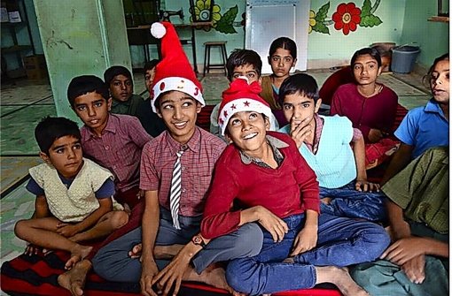 Den Weihnachtsmann, den kennen Hannahs Schüler in Setrawa. Aber seine rote Mütze haben sie noch nie anprobiert Foto: Hannah Lange