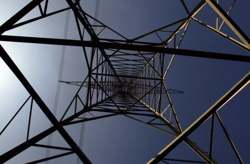 Die Leistungserhöhung des Stromnetzes für Windkraft erfodert gewaltige Strommasten. Foto: dpa