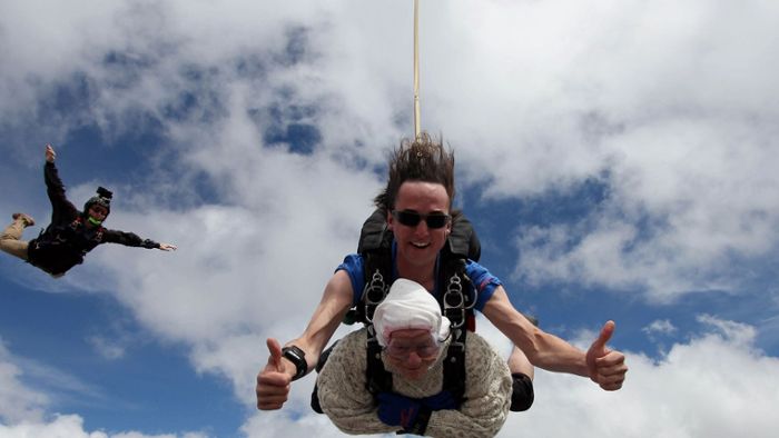 Australierin springt mit 102 Jahren zum Fallschirm-Weltrekord