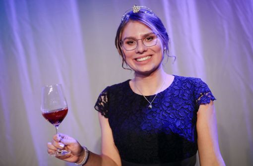 Die 21-jährige Tamara Elbl darf die Weinkrone für ein Jahr lang tragen. Foto: dpa/Christoph Schmidt