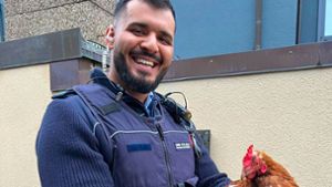 Der Polizeihauptmeister freut sich über einen etwas anderen Einsatz. Foto: Polizei Stuttgart