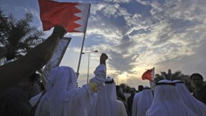 Anhänger der Demokratie-Bewegung demonstrieren in Bahrain auf der Straße. (Archivfoto) Foto: AP