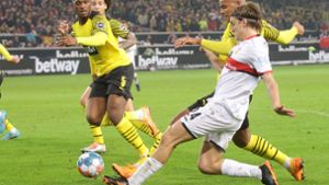 Borna Sosa vom VfB Stuttgart gegen eine Dortmunder Übermacht. Foto: Baumann/Hansjürgen Britsch