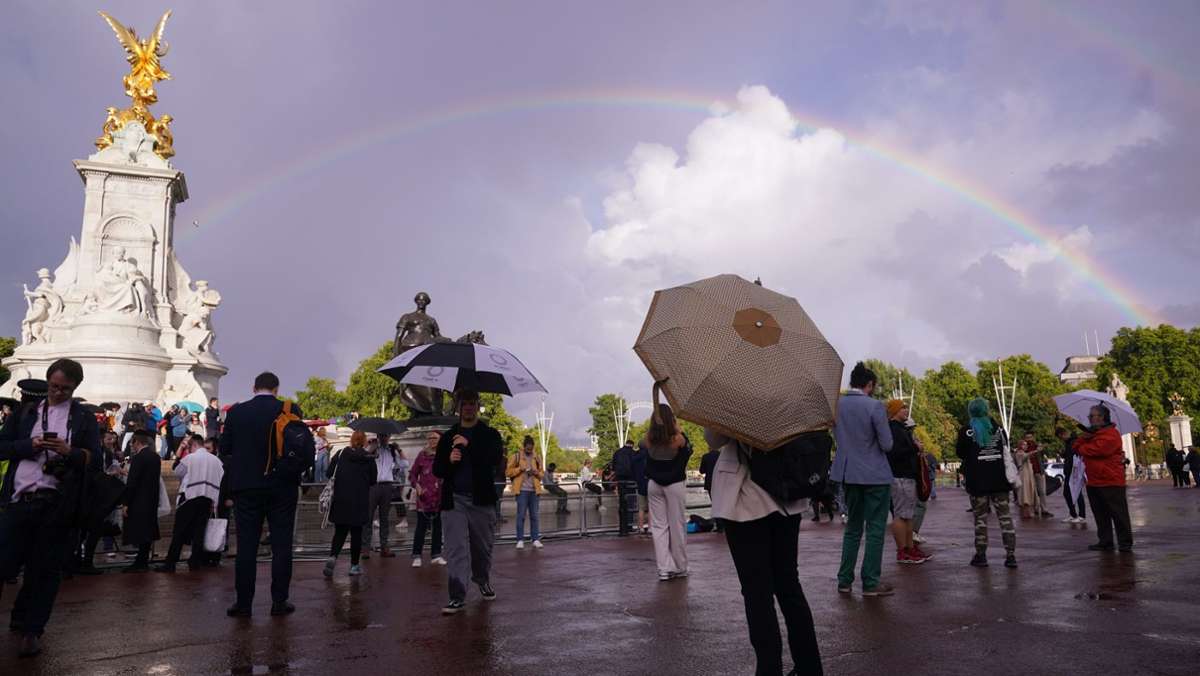 der - London – Kurz Tod Regenbogen Gruß Queen: Panorama vor letzter über strahlte Ein