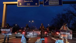 Umweltschützer bei einer Autobahnblockade in Berlin Foto: dpa/Carsten Koall