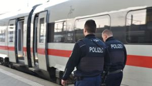 Im Zug von Herrenberg nach Tübingen: Drei Männer bedrohen 20-Jährigen – Zeugen gesucht
