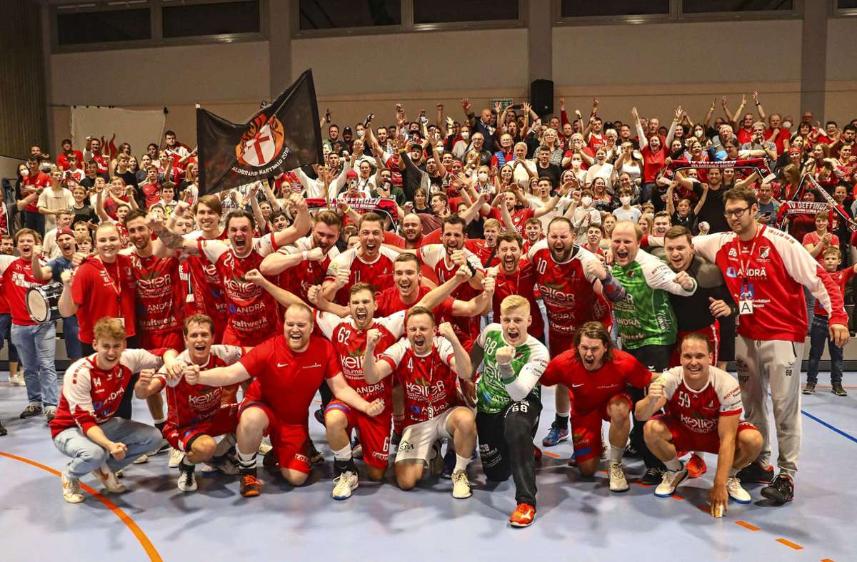 Die Oeffinger Handballer und ihre Fans bejubeln den Aufstieg in die Württemberg-Liga. Foto: Alessandro Marcigliano