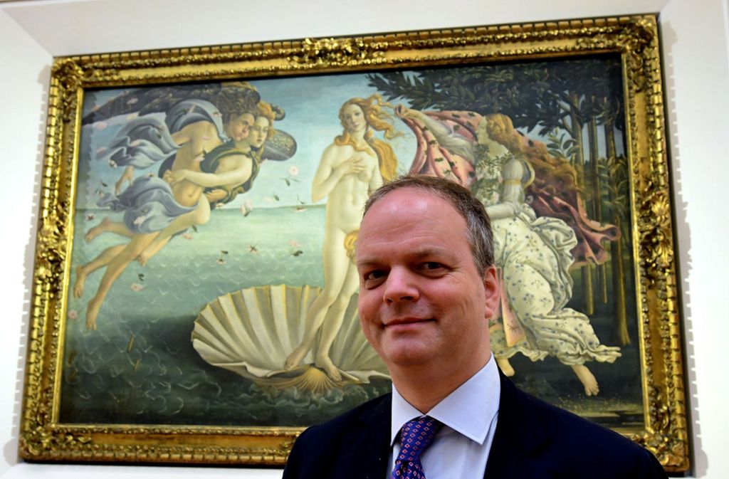 Uffizien-Direktor Eike Schmidt vor der berühmten „Geburt der Venus“. Das Gemälde ist hinter einer neuartigen Glasscheibe gesichert, sodass die Besucher nun ganz nah herangehen können. Foto: AFP/Alberto Pizzoli