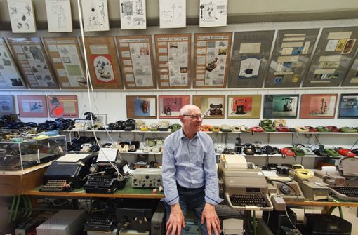 Immer zu erreichen: Hans-Dieter Schmidt hat sich mit einer riesigen Sammlung von Telefonen umgeben. Foto: Wein