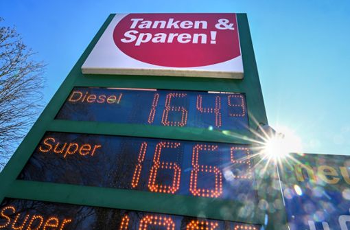 Eine Tankstelle an der deutsch-österreichischen Grenze in Hörbranz lockt mit niedrigeren Preisen als in Deutschland. Foto: dpa/Felix Kästle