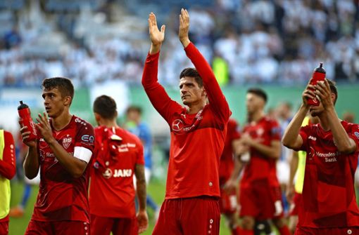 Freude über den Auswärtssieg: Die VfB-Profis um Mario Gomez bedanken sich bei den Fans. Foto: dpa
