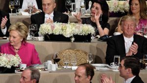 Getrennt durch einen Platz, auf dem der Erzbischof von New York Platz nahm, saßen Clinton und Trump beim Bankett zusammen. Foto: AFP
