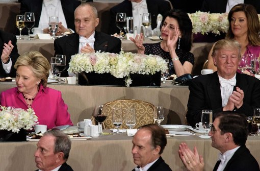 Getrennt durch einen Platz, auf dem der Erzbischof von New York Platz nahm, saßen Clinton und Trump beim Bankett zusammen. Foto: AFP