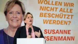 Susanne Eisenmann bei der Vorstellung ihrer Wahlplakate. Foto: dpa/Marijan Murat