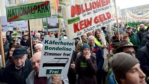 Gegner und Befürworter des Nationalparks Schwarzwald demonstrieren am Donnerstag in Stuttgart vor dem Ausweich-Landtag. Hier will die grün-rote Regierung das Projekt endlich beschließen. Foto: dpa