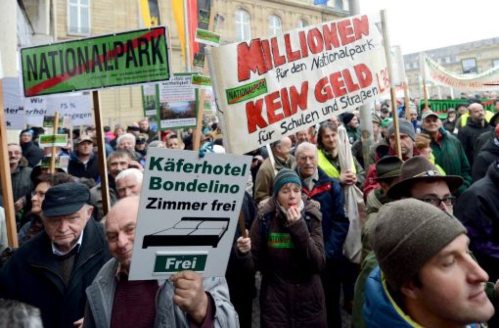 Gegner und Befürworter des Nationalparks Schwarzwald demonstrieren am Donnerstag in Stuttgart vor dem Ausweich-Landtag. Hier will die grün-rote Regierung das Projekt endlich beschließen. Foto: dpa