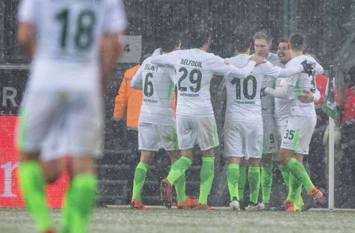 Die Spieler von Werder Bremen freuen sich nach dem 2:2-Unentschieden gegen Borussia Mönchengladbach über einen wichtign Punkt im Abstiegskampf. Foto: dpa