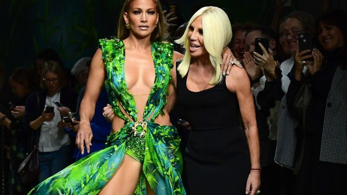 Donatella Versace und J-Lo feiern das „Dschungel-Kleid“