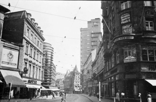 In der Bildergalerie spazieren wir einmal durch die Eberhardstraße des Jahres 1942. Foto: Stadtarchiv Stuttgart