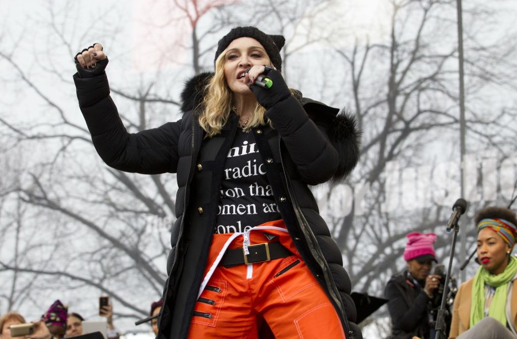„Die Revolution beginnt jetzt“, skandiert die Sängerin Madonna bei den Protesten gegen Trump in Washington.