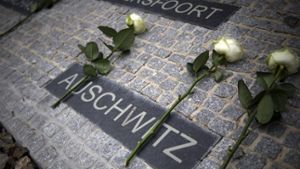 Weiße Rosen liegen in der Gedenkstätte des ehemaligen Konzentrationslagers Buchenwald bei Weimar. Foto: dpa
