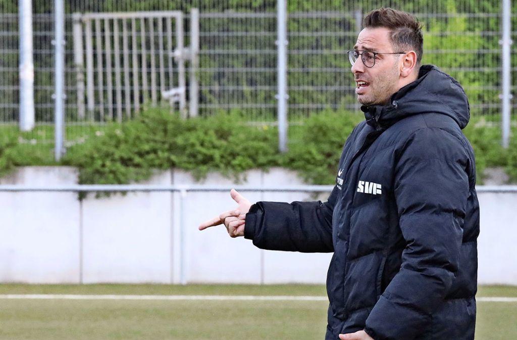 Um  mindestens zwei Plätze will sich Theo Fringelis mit den Fußballern des  SV Fellbach II noch verbessern. Foto: Patricia Sigerist