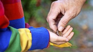 Neunjähriger verteilt Ersparnisse der Eltern gegen Finderlohn