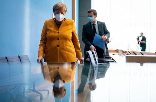Bundeskanzlerin Angela Merkel, hinter ihr: Regierungssprecher Steffen Seibert (Archivbild) Foto: dpa/Kay Nietfeld
