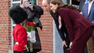 Als  königliche Garde gekleidet, wartet der acht-jährige Henry vor den Greentown Labs in Bostons Nachbarstadt Somerville und überreicht den Royals einen Blumenstrauß. Foto: IMAGO/i Images/IMAGO/i-Images / Pool
