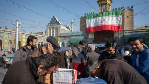 Rund 61 Millionen Menschen waren am Freitag im Iran dazu aufgerufen, ein neues Parlament und den Expertenrat, ein einflussreiches Gremium islamischer Geistlicher, zu wählen. Foto: Arne Bänsch/dpa