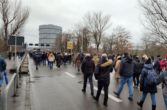 Corona-Demonstration in Stuttgart: Ordnungswidrigkeiten und ein renitenter Ordner zum Start