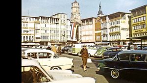 Auf dem Marktplatz waren Autos Anfangs der 1960er Jahre ganz normal. Foto:  